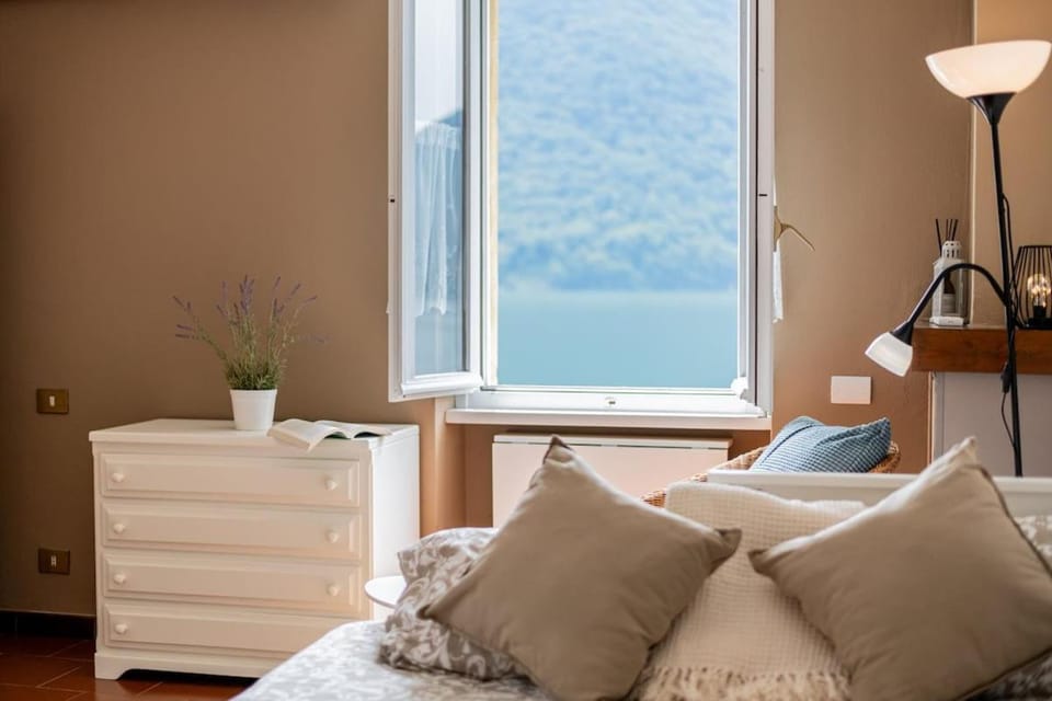Bed, Natural landscape, Living room, Seating area, Mountain view, internet
