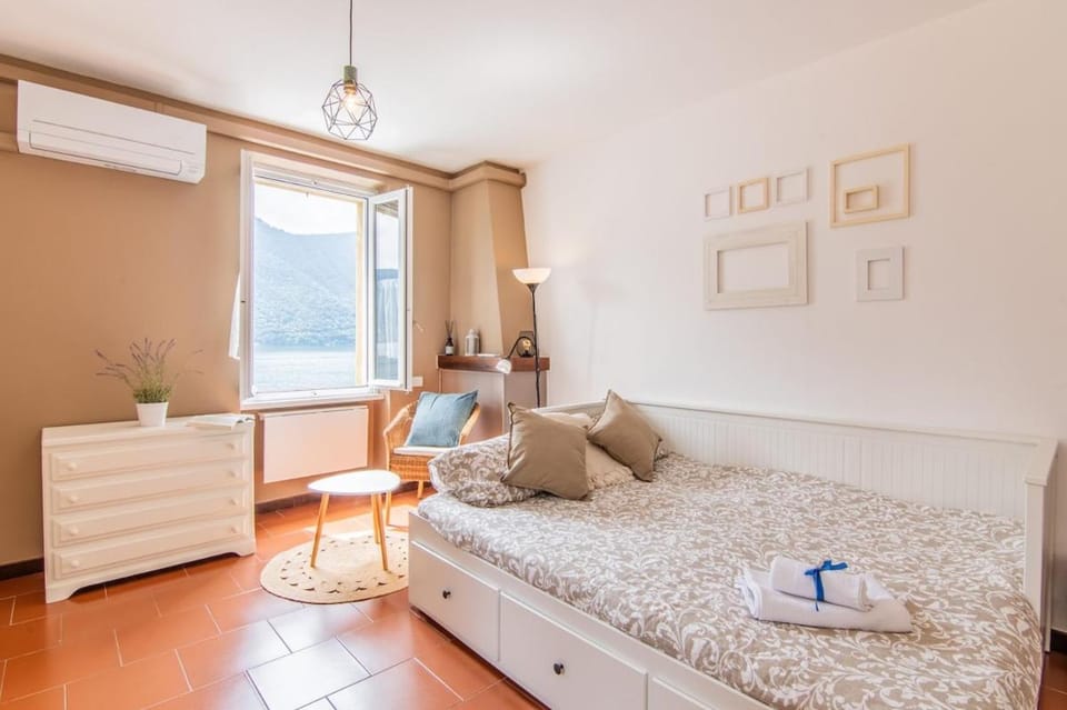 Bed, Photo of the whole room, Seating area