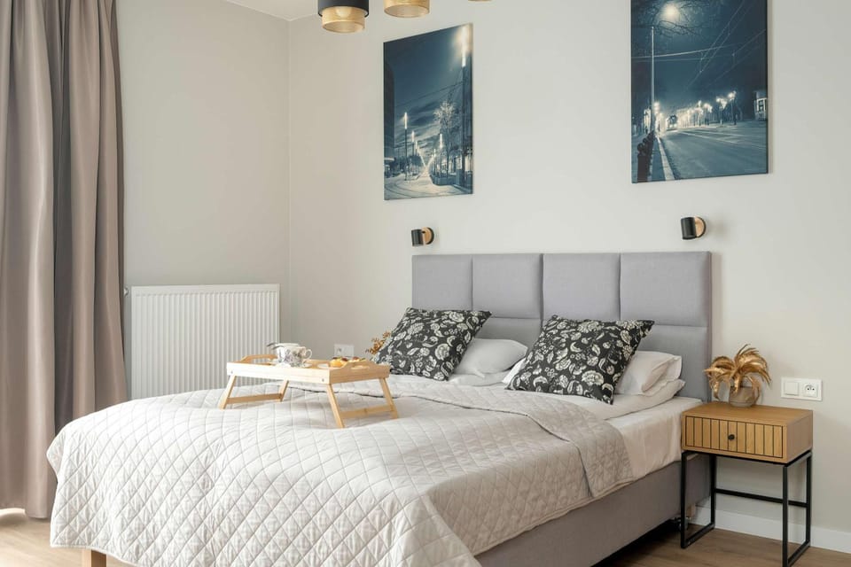 Bed, Living room, Photo of the whole room, Seating area, Bedroom, towels