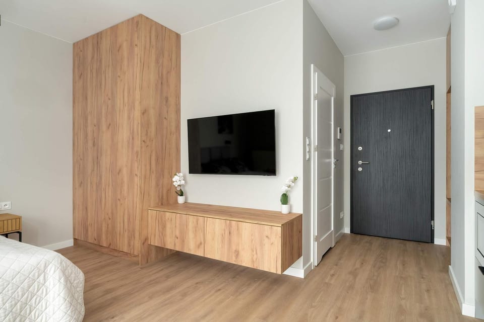 Bed, TV and multimedia, Photo of the whole room, Evening entertainment, Bedroom, wardrobe