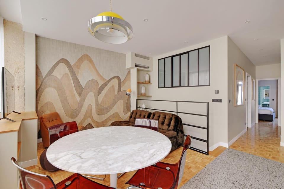 Kitchen or kitchenette, Living room, Seating area, Dining area
