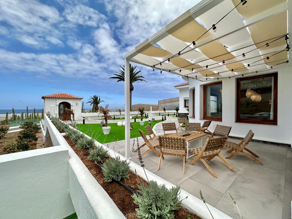 Property building, Spring, Off site, Day, Natural landscape, Garden, Golfcourse, View (from property/room), Balcony/Terrace, Photo of the whole room, Seating area, Dining area, Beach, Hiking, Animals, Animals, Animals, Pets, Pets, Pets, Guests, Guests, Garden view, Landmark view, Mountain view, Sea view, Area and facilities, Swimming pool, Sunrise, Sunset, Parking, fireplace, furniture, internet, pet friendly, pet friendly, sunbed, towels