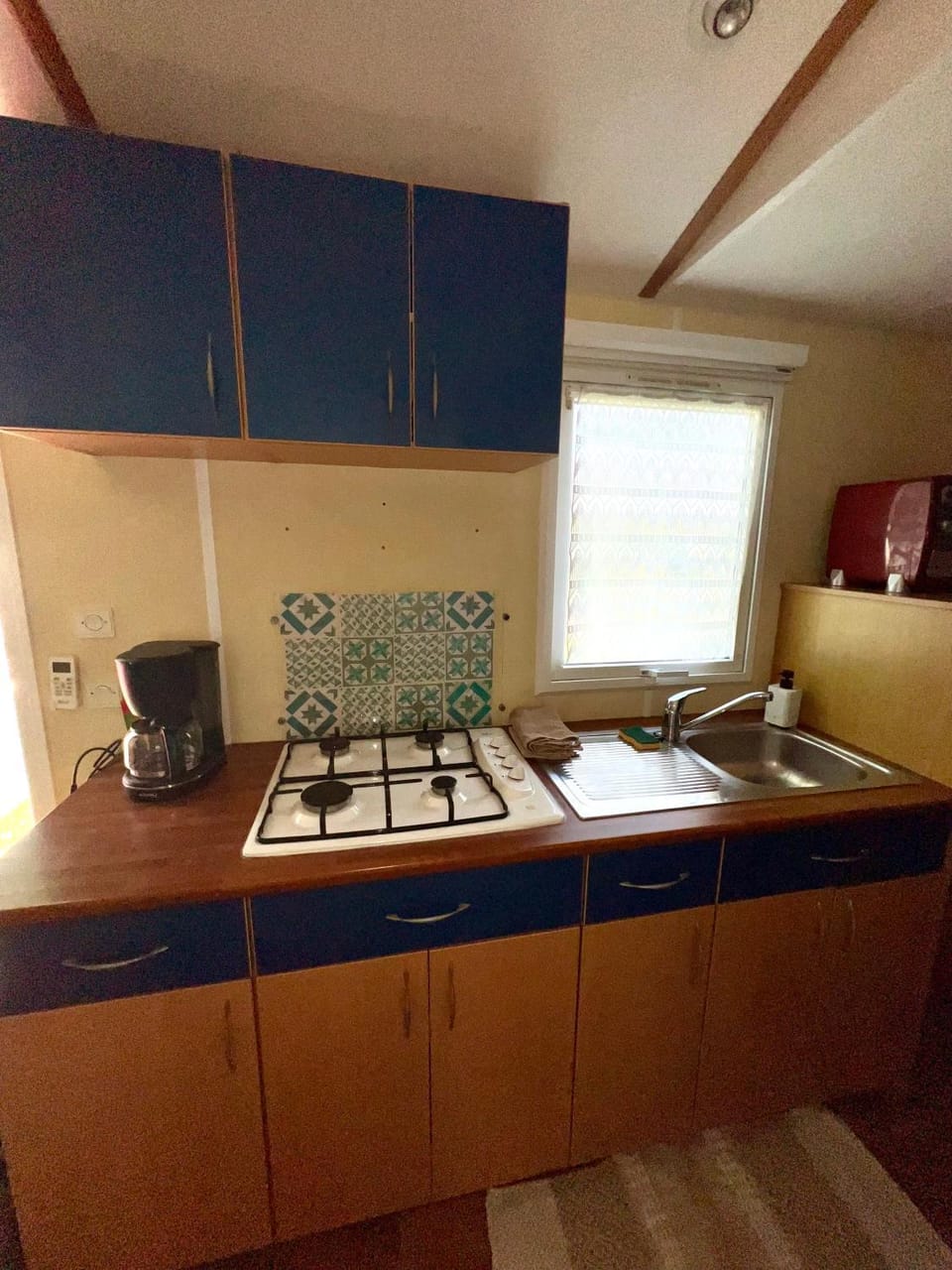 Coffee/tea facilities, stove