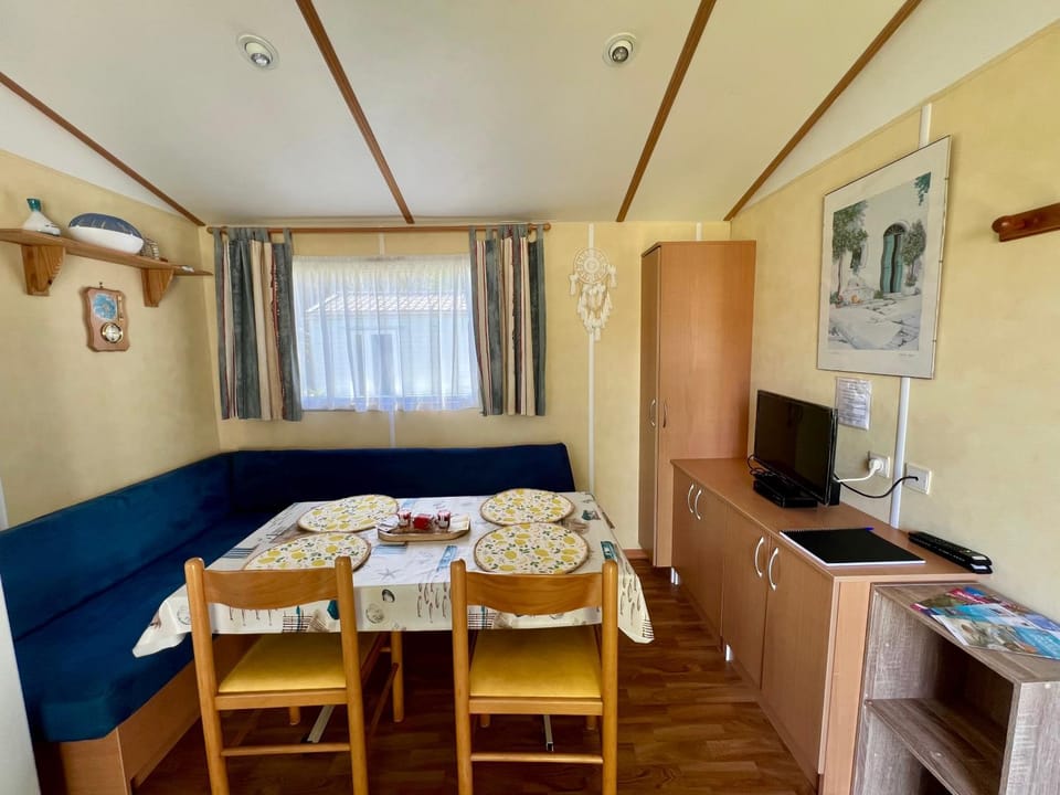 TV and multimedia, Dining area, air conditioner