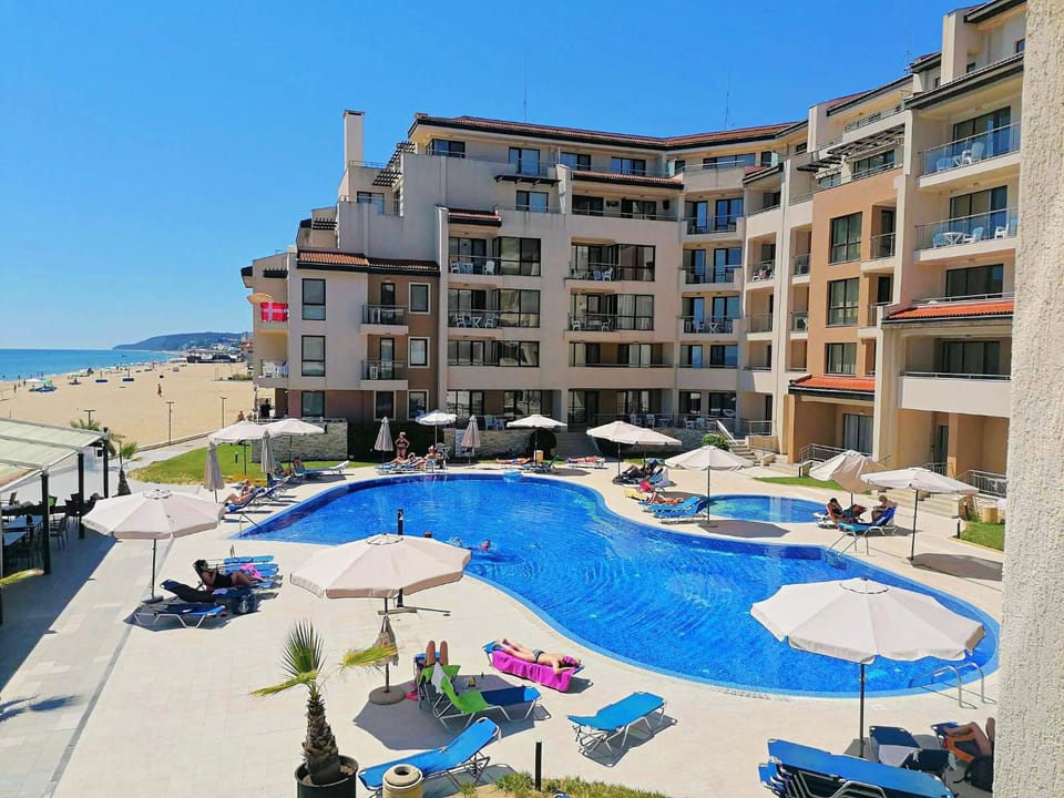 Property building, Patio, Day, Beach, Pool view, Sea view, Swimming pool, sunbed