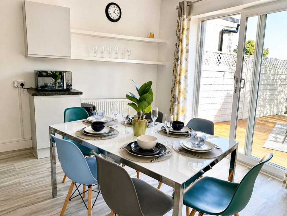 Stylish 3-Bed Executive Home - Free Parking & Fast WiFi Apartment in Bromley