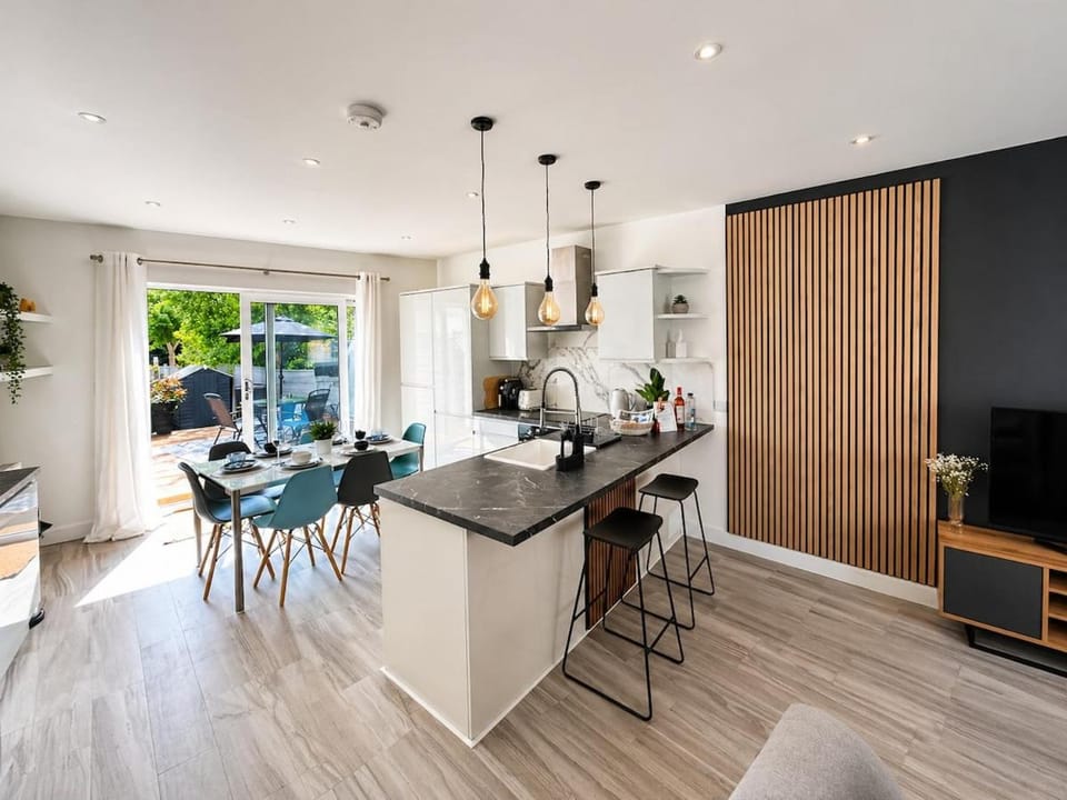 Stylish 3-Bed Executive Home - Free Parking & Fast WiFi Apartment in Bromley