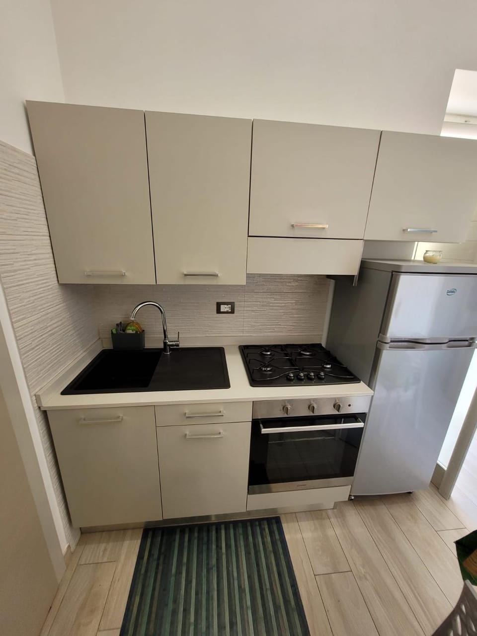 Kitchen or kitchenette, oven