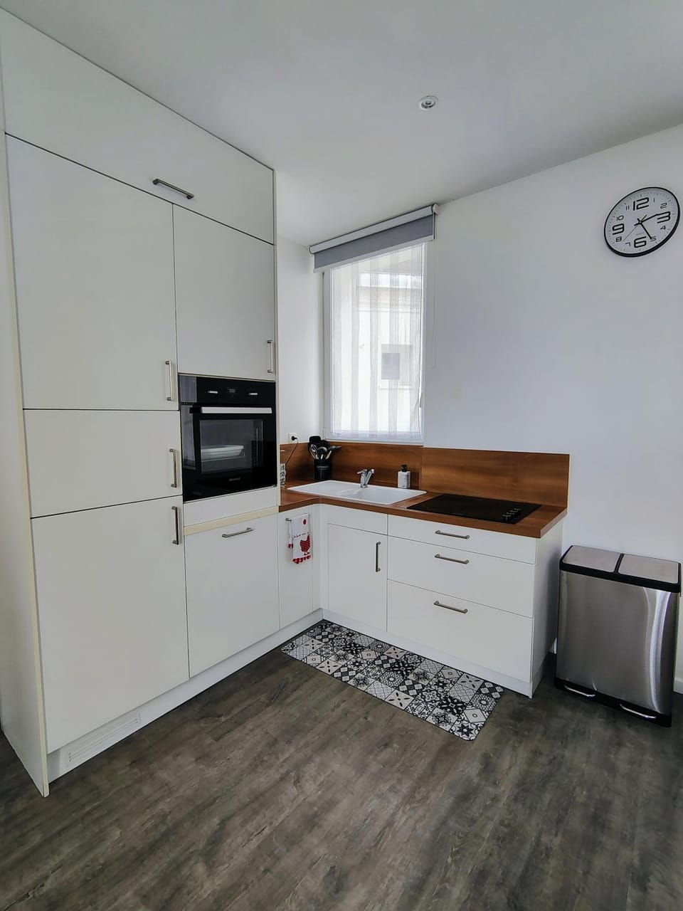 Kitchen or kitchenette, oven