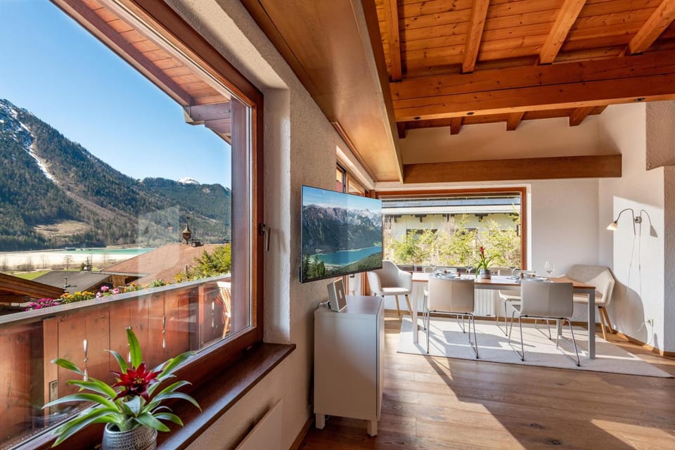 View (from property/room), Balcony/Terrace, Seating area, Dining area, Lake view, Lake view, Mountain view, Mountain view