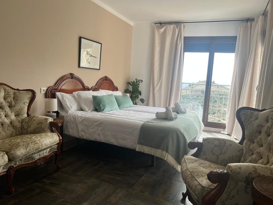 Photo of the whole room, Bedroom