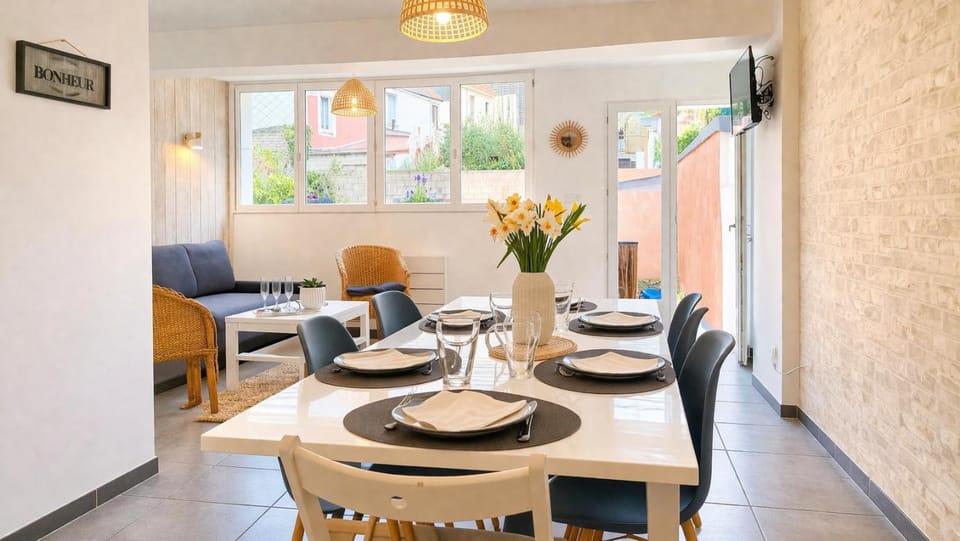 Living room, Seating area, Dining area