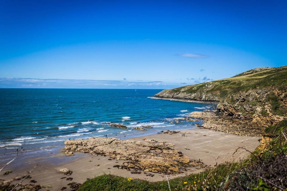 The Lodge at Hafan Church Bay, Gadlys Coastal Cottages Nature lodge in Cylch-y-Garn