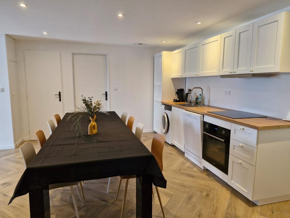 Coffee/tea facilities, dishwasher, microwave, oven, stove, washing machine, dryer, kitchen