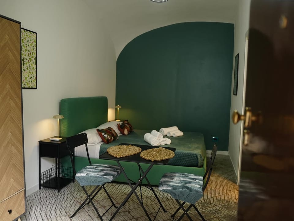 Photo of the whole room, Seating area