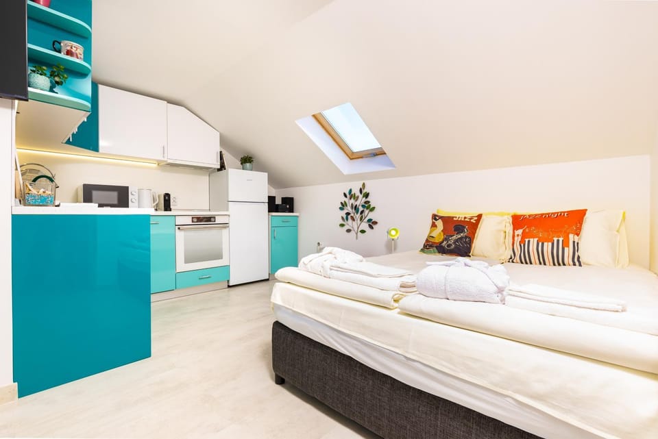 Bed, Kitchen or kitchenette