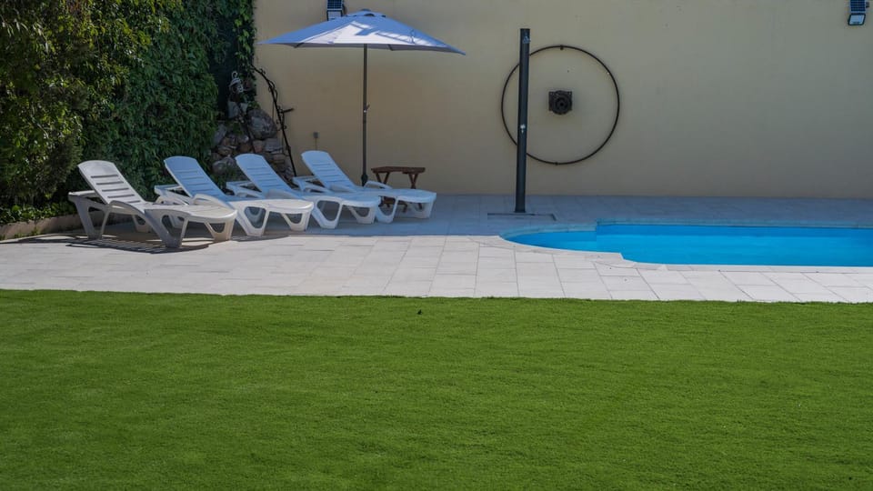 Patio, Swimming pool, sunbed