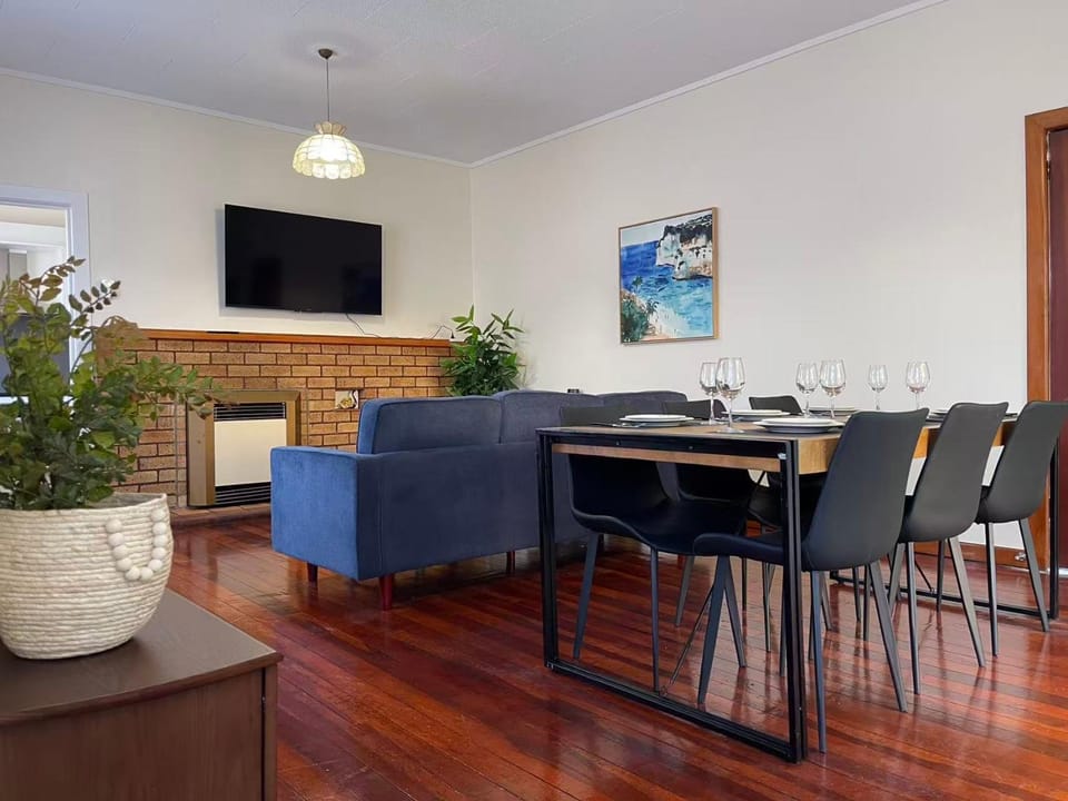 Communal lounge/ TV room, TV and multimedia, Living room, Dining area