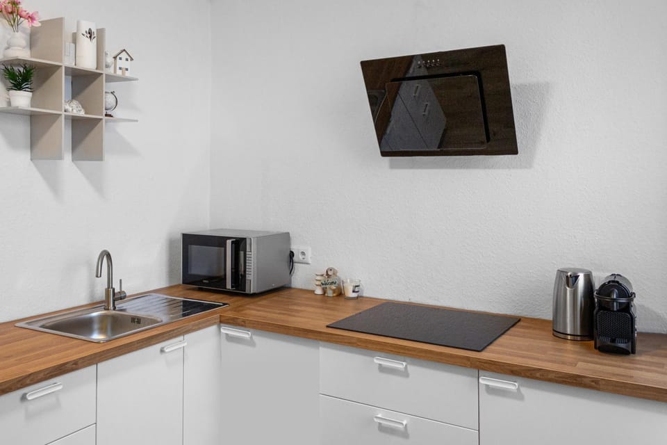 Coffee/tea facilities, Kitchen or kitchenette, stove
