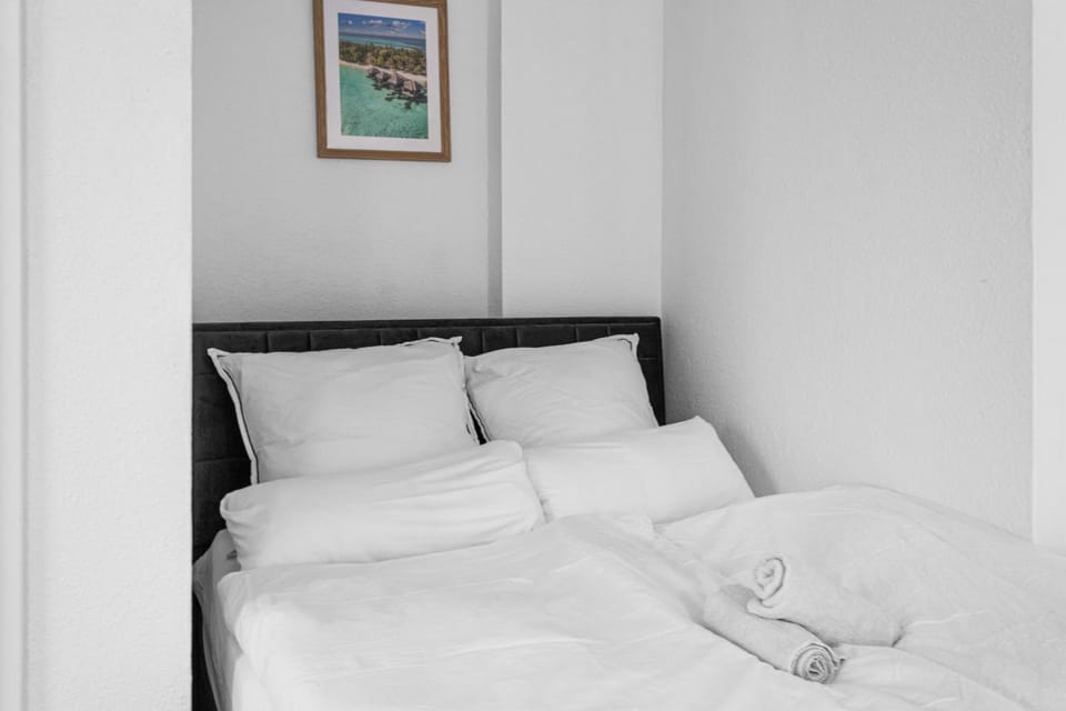 Bed, Bedroom, towels