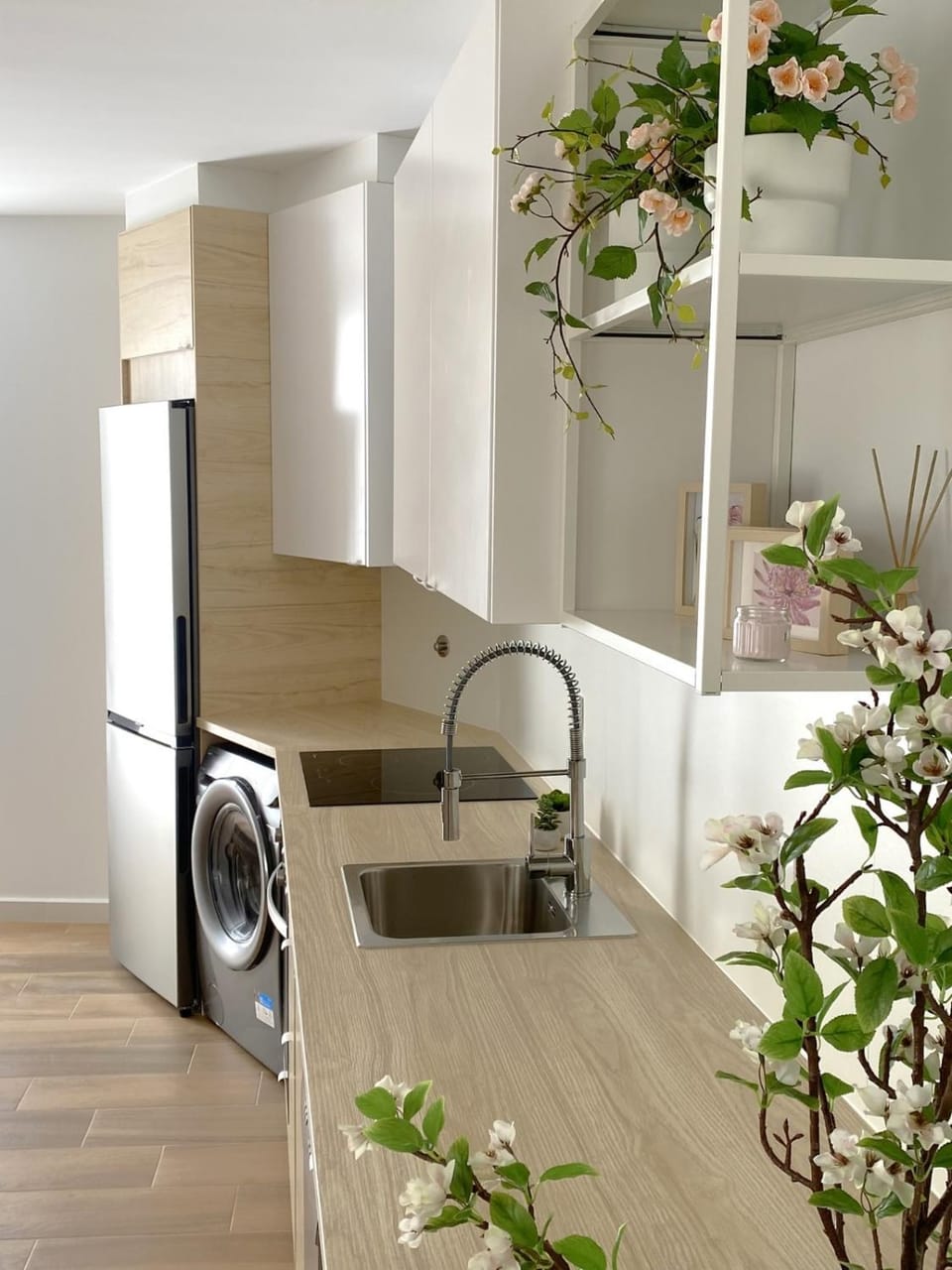 Kitchen or kitchenette, Dining area, washing machine