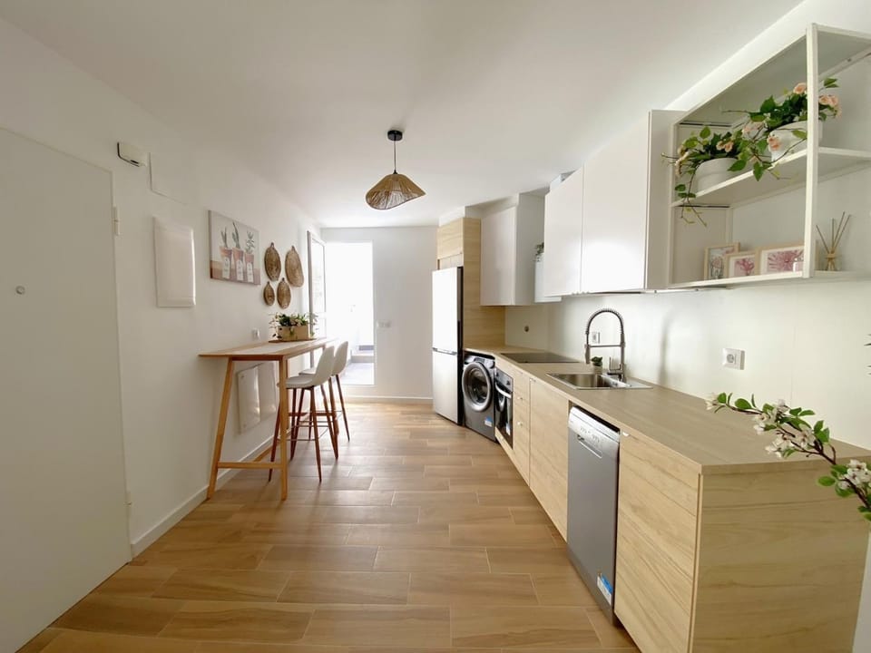 Kitchen or kitchenette, Dining area, dishwasher, oven, stove