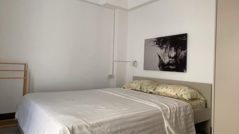 Modern 2-bedroom condo near Foodie Market 11 min, Mega Bangna, Bangna Trad Road 12 min, Suvarnabhumi Airport 15 min Apartment in Bangkok