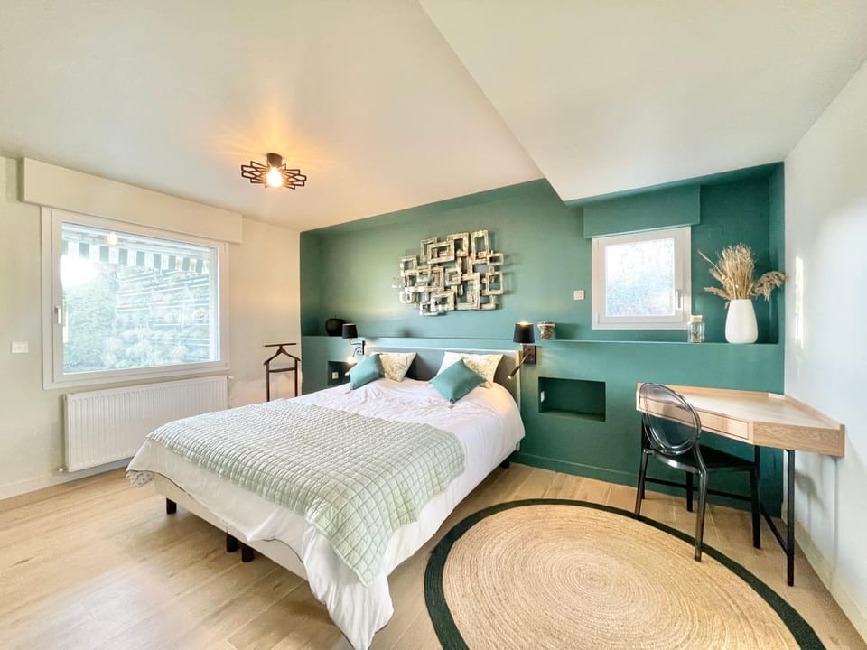 Bed, Night, Photo of the whole room, Bedroom, Garden view