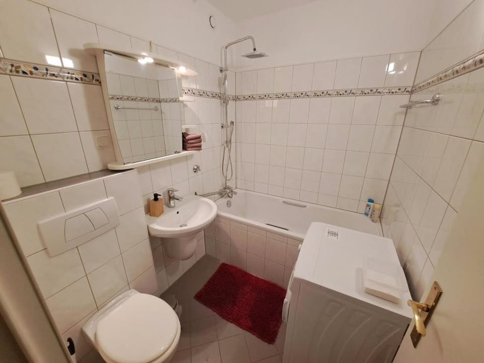 Shower, Toilet, Bathroom, Bath, towels
