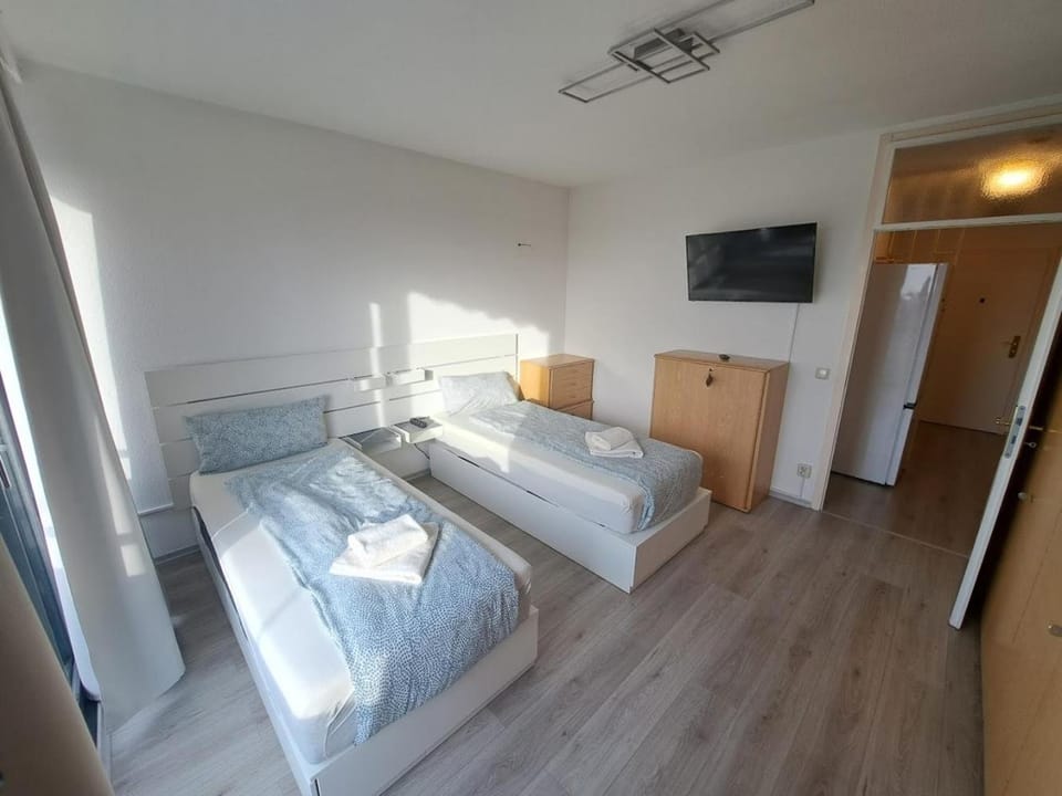 Bed, TV and multimedia, Photo of the whole room, Evening entertainment, Bedroom, wardrobe