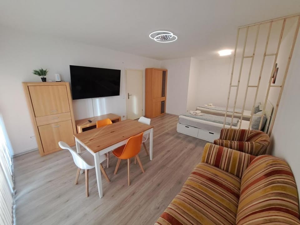 Bed, TV and multimedia, Living room, Photo of the whole room, Seating area, Dining area, Bedroom