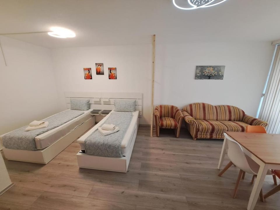 Bed, Living room, Photo of the whole room, Seating area, Bedroom, towels