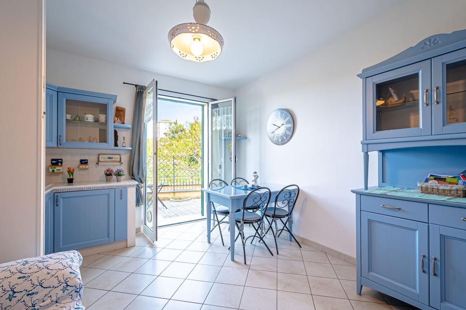 Living room, Dining area, air conditioner