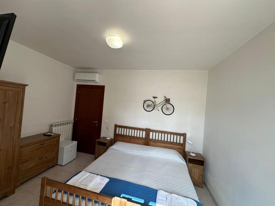 Bed, Photo of the whole room, Bedroom, air conditioner