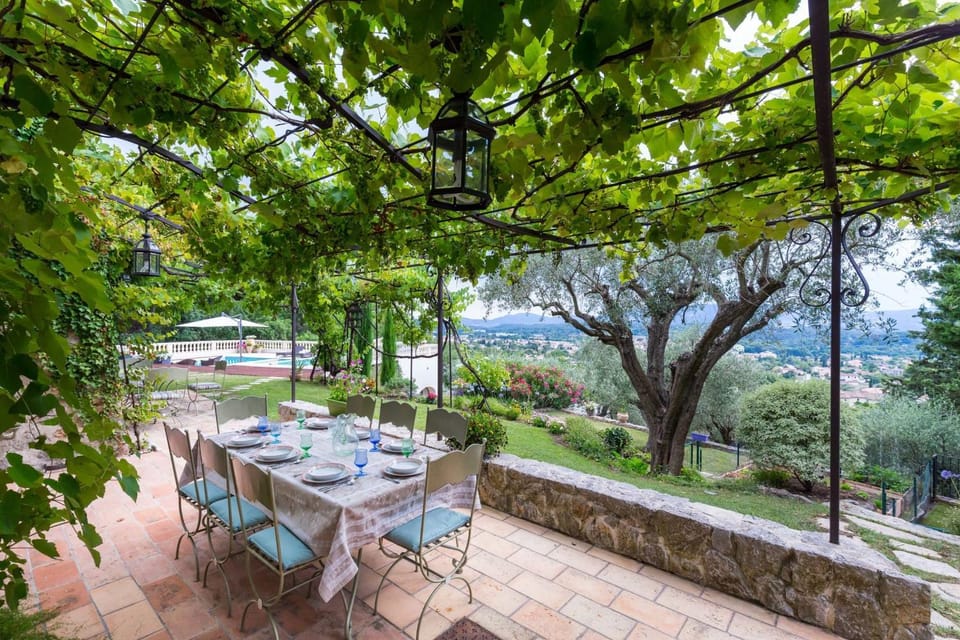 Luxury villa for 18 people with heated pool near Cannes Villa in Mouans-Sartoux
