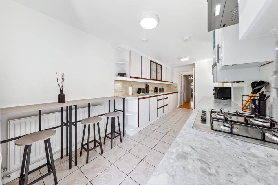 Kitchen or kitchenette, dishwasher, oven, toaster
