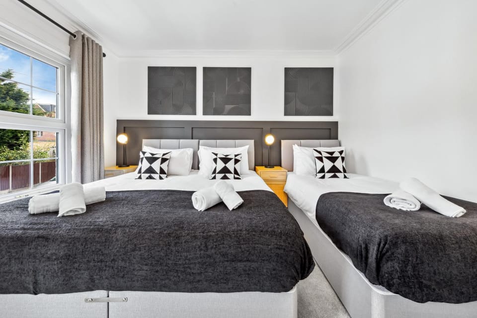 Bed, Photo of the whole room, Bedroom, towels