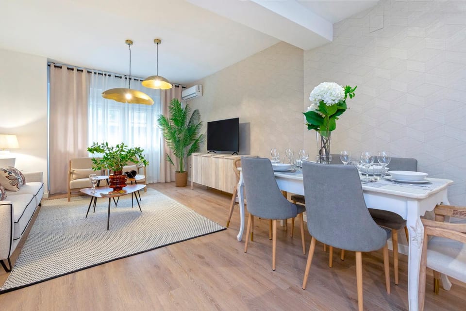 TV and multimedia, Living room, Other, Seating area, Dining area, air conditioner