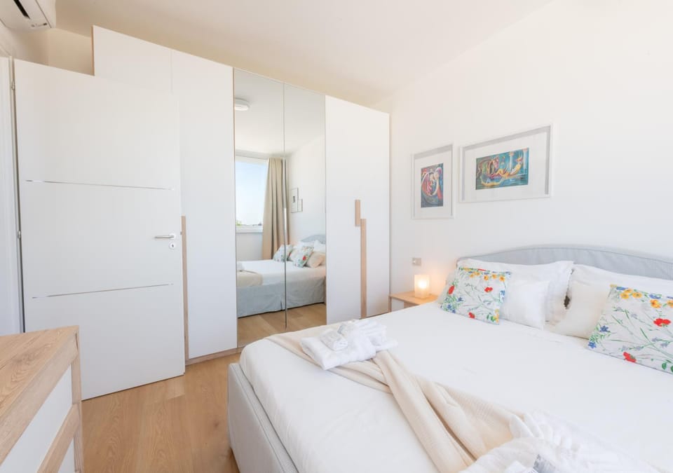 Bed, Photo of the whole room, Bedroom, towels, wardrobe