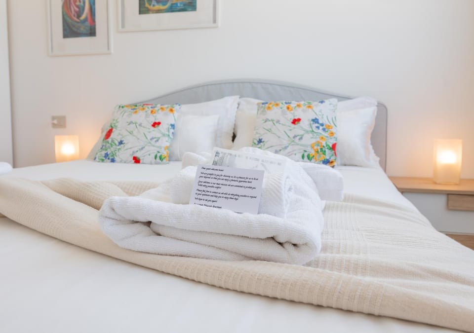 Bed, Bedroom, towels