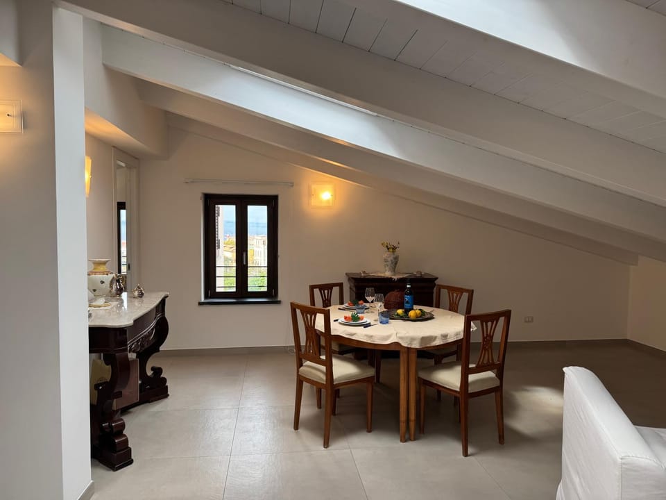 Seating area, Dining area