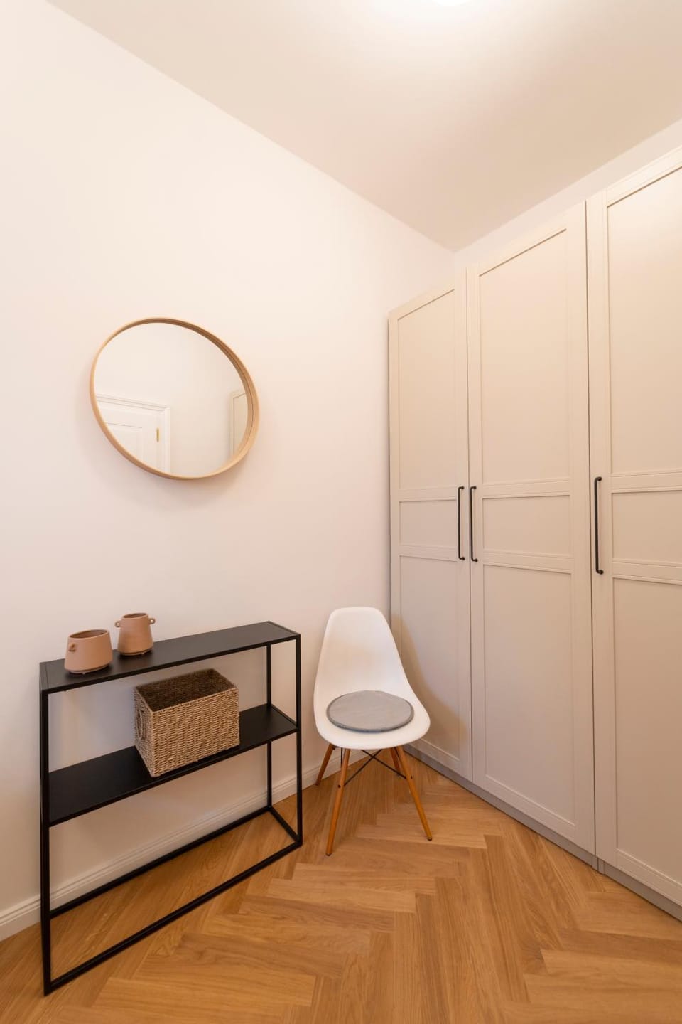 Photo of the whole room, Bedroom, wardrobe