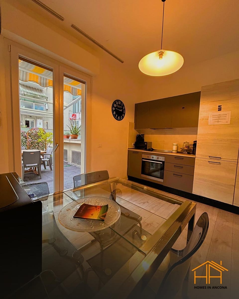 Kitchen or kitchenette, Dining area, minibar, oven, stove