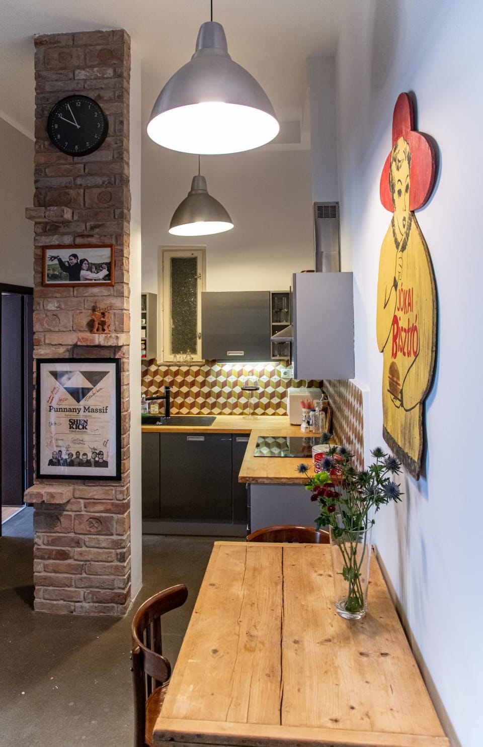 Kitchen or kitchenette, Dining area
