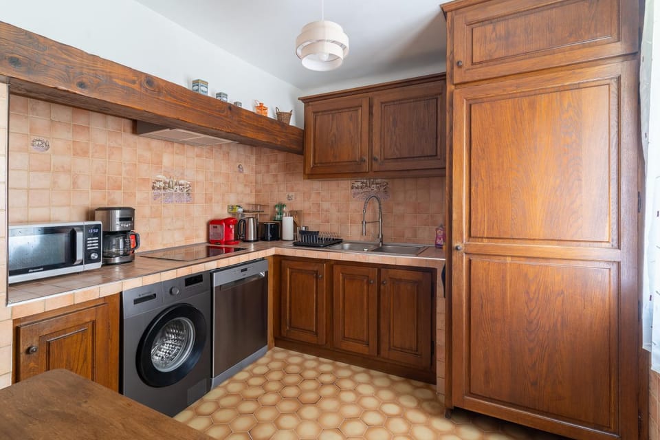 Kitchen or kitchenette, stove