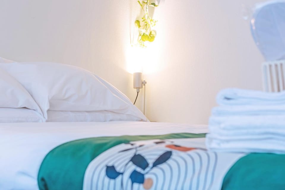 Bed, Bedroom, towels