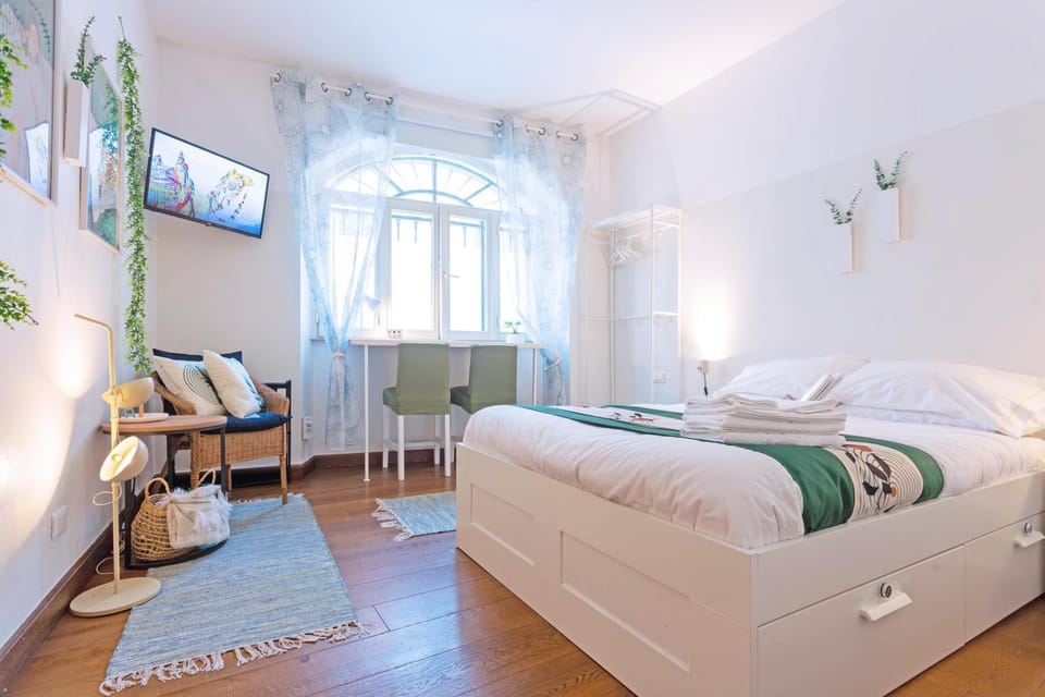 Bed, TV and multimedia, Photo of the whole room, Seating area, Bedroom