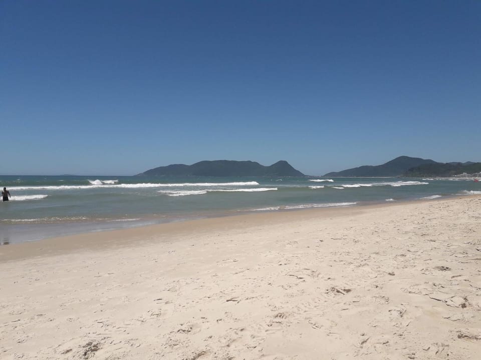 Sol e Mar a 100 metros da praia - 2 minutos de caminhada House in Florianopolis