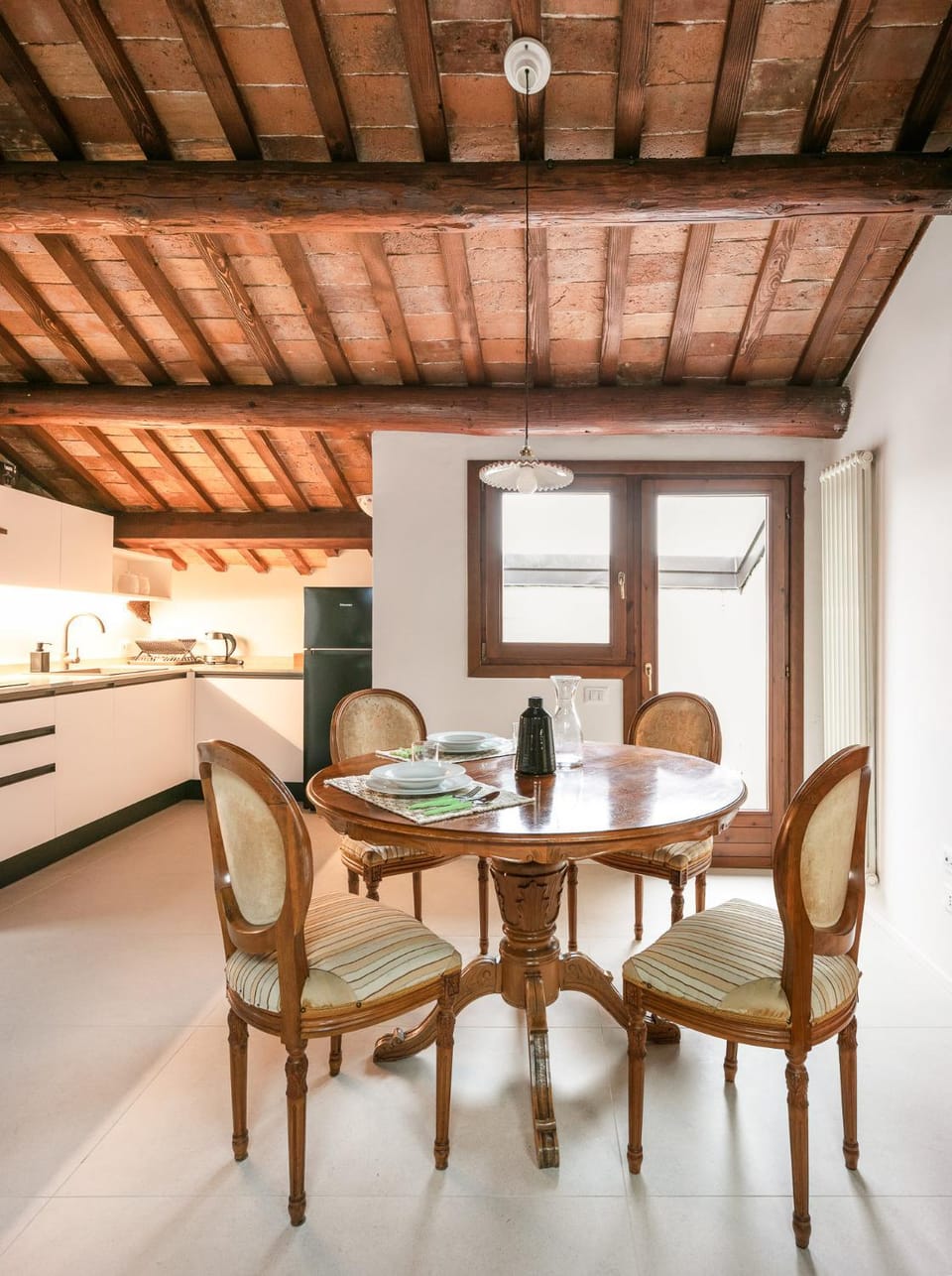 Kitchen or kitchenette, Living room, Seating area, Dining area