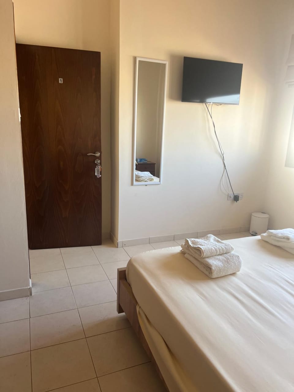 Bed, TV and multimedia, Photo of the whole room, Bedroom, towels